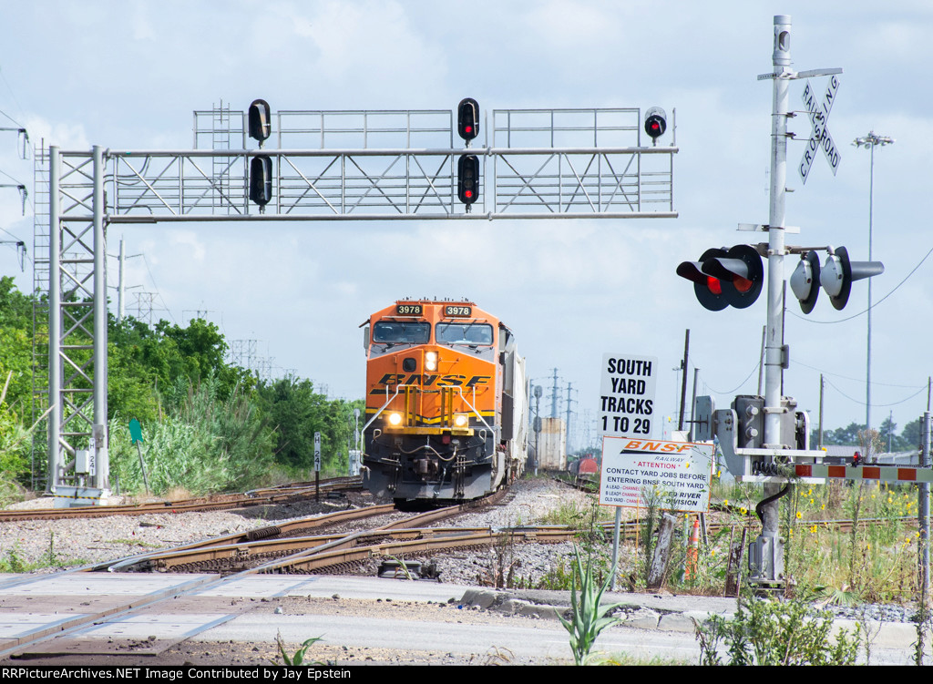 BNSF 3978 leads a train through T&NO Junction 